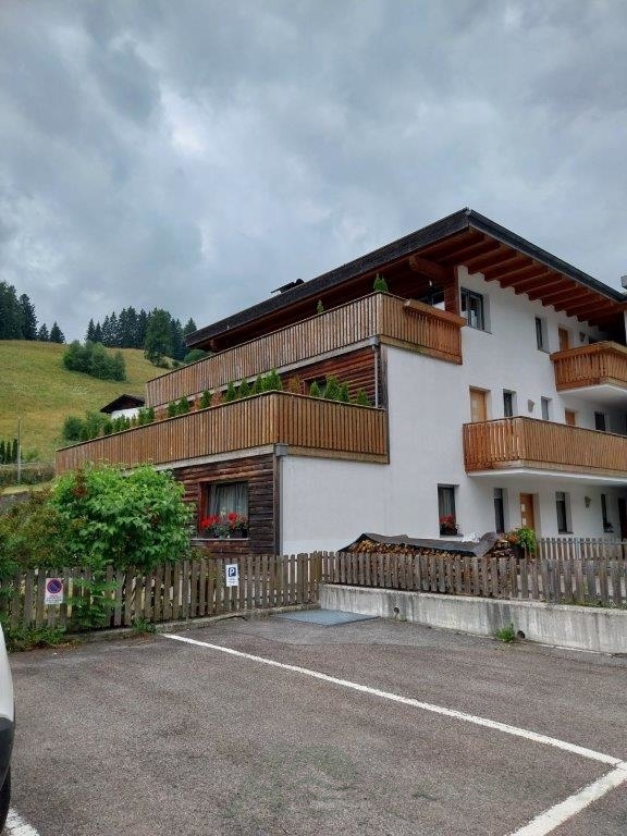 Schöne, neuwertige Dreizimmer-Eckwohnung in ruhiger Lage in Stange/Gemeinde Ratschings