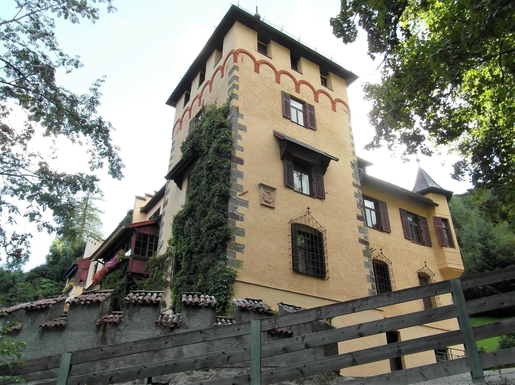 Herrschaftliches, exklusives und einzigartiges Jagdschloss in herrlicher Panoramalage am Ortseingang