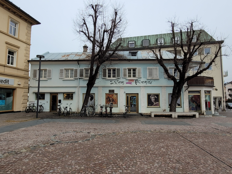 Zentrales Geschäftshaus mit Wohnung im ersten Stock