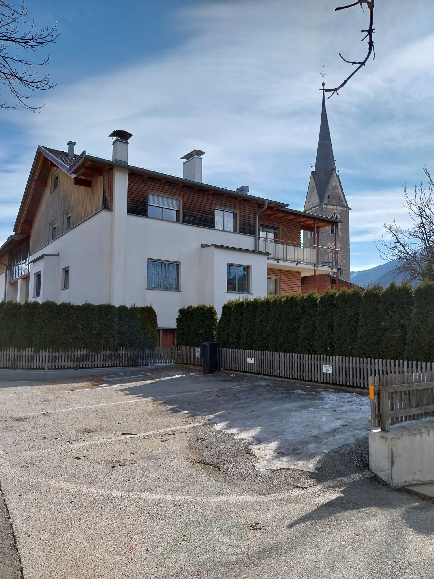 Lichtdurchflutete Dreizimmerwohnung mit Garten und Garage