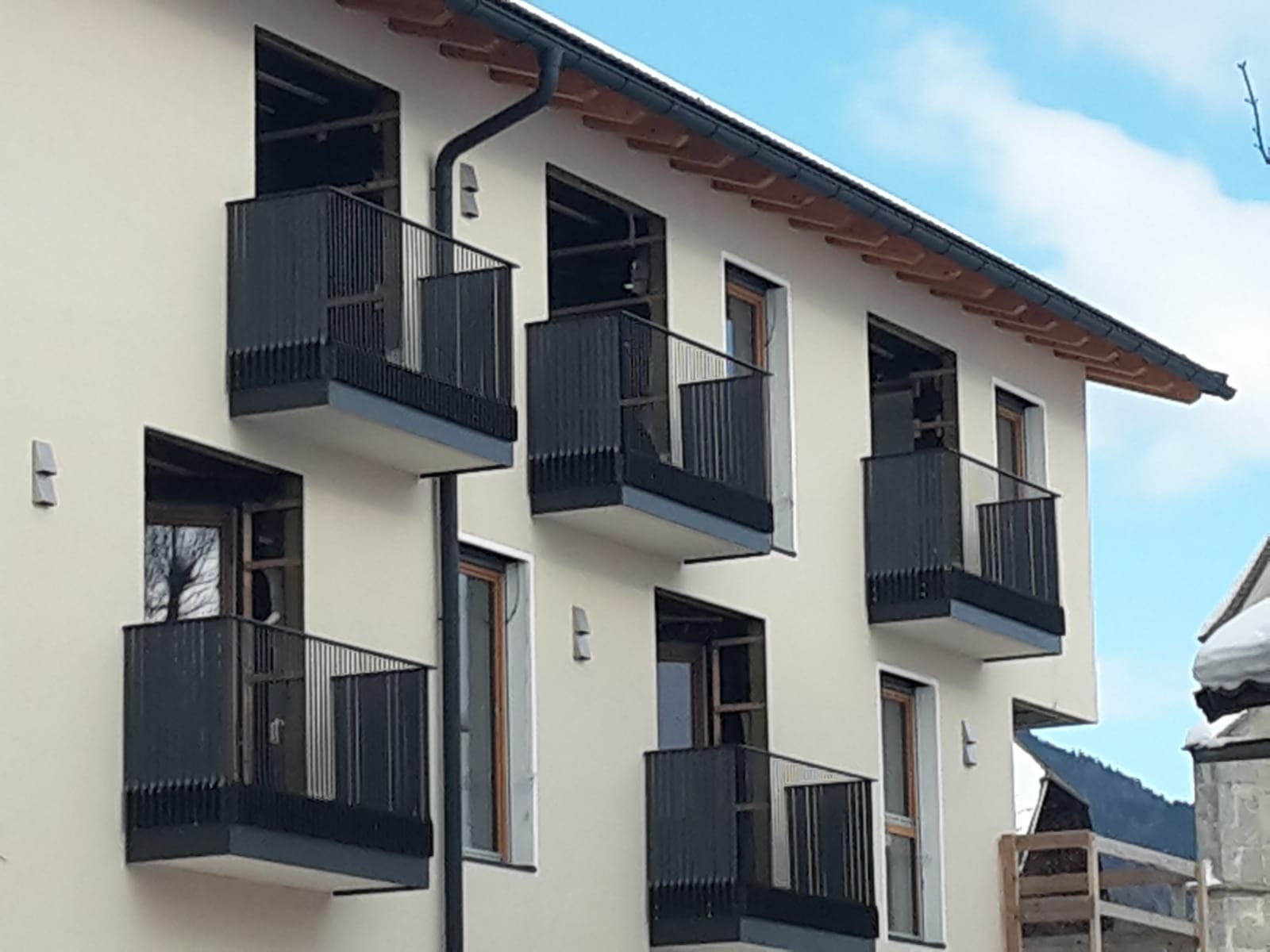 Neue, nicht konventionierte Zweizimmerwohnung in sonniger, zentraler Lage von Percha