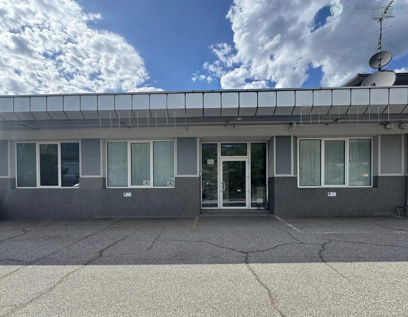 Showroom/Geschäftslokal mit zwei Lagerräumen, 5 Außenparkplätzen und 4 Garagenplätze in Bruneck