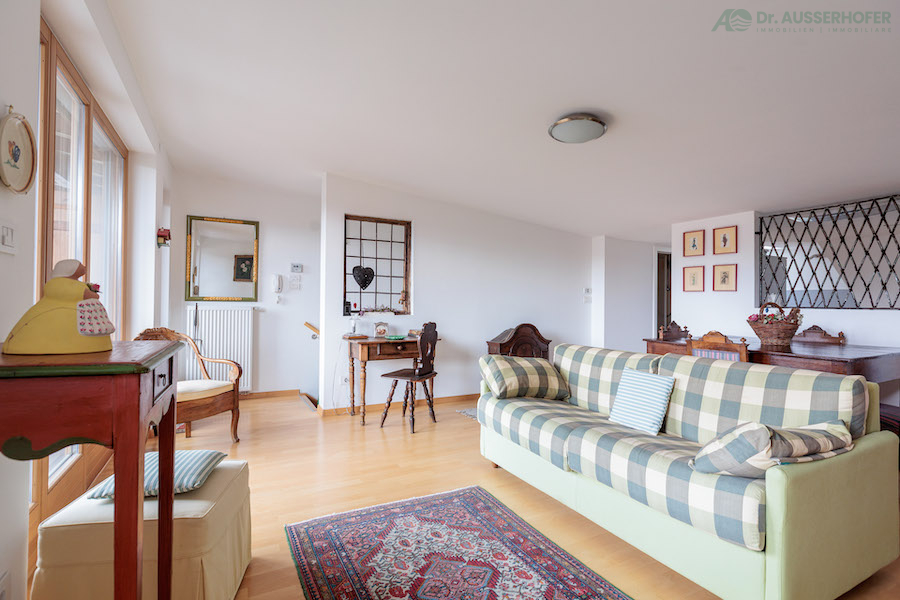 Lichtdurchflutete, doppelstöckige Dreizimmerwohnung in sonniger, ruhiger Lage in Issing