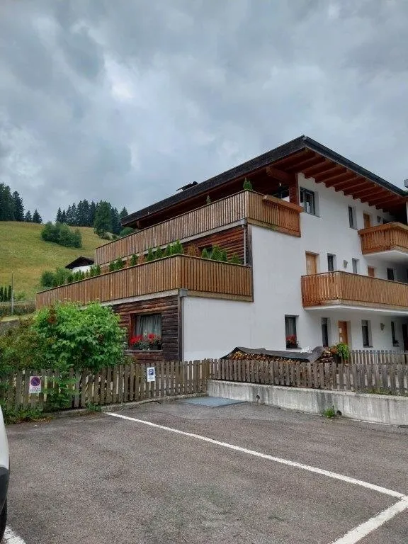 Schöne, neuwertige Dreizimmer-Eckwohnung in ruhiger Lage in Stange/Gemeinde Ratschings