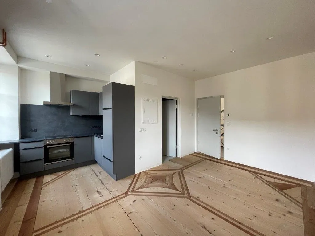 Neu renovierte, einmalige Zweizimmer-Altbauwohnung im Zentrum von Bruneck