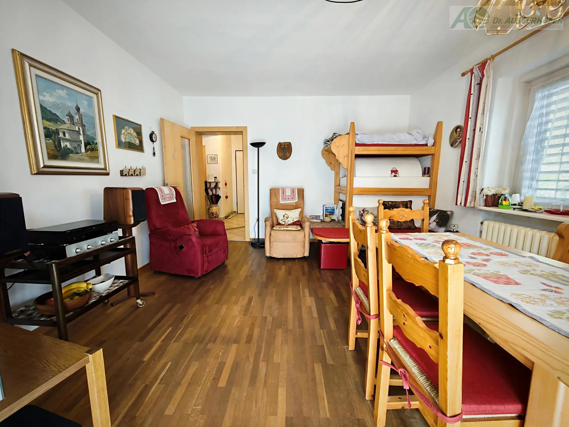 Helle Vierzimmerwohnung mit Balkon und Garage in ruhiger Lage
