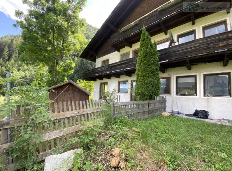 Freistehendes Einfamilienhaus mit fünf Wohnungen