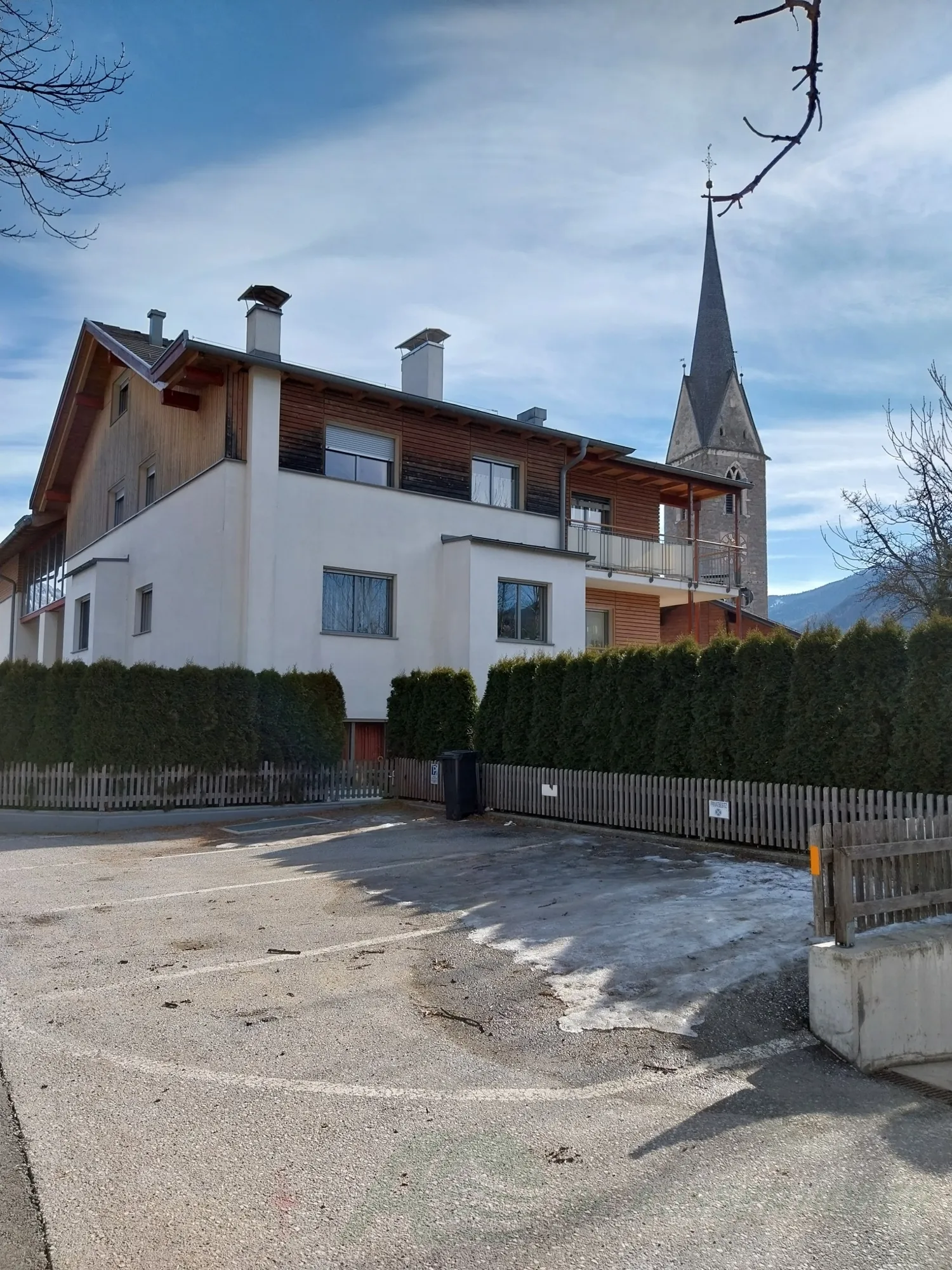 Lichtdurchflutete Dreizimmerwohnung mit Garten und Garage