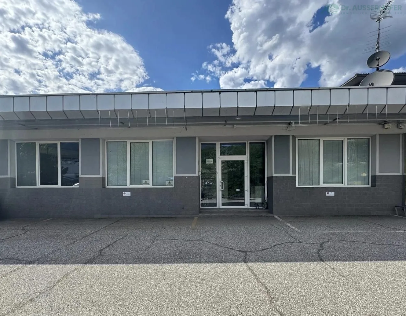 Showroom/Geschäftslokal mit zwei Lagerräumen, 5 Außenparkplätzen und 4 Garagenplätze in Bruneck