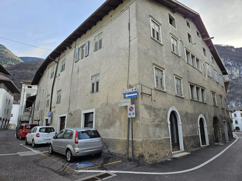 Sanierungsbedürftige Vierzimmerwohung in denkmalgeschützen Gebäude mit viel Potential im Dorfzentrum