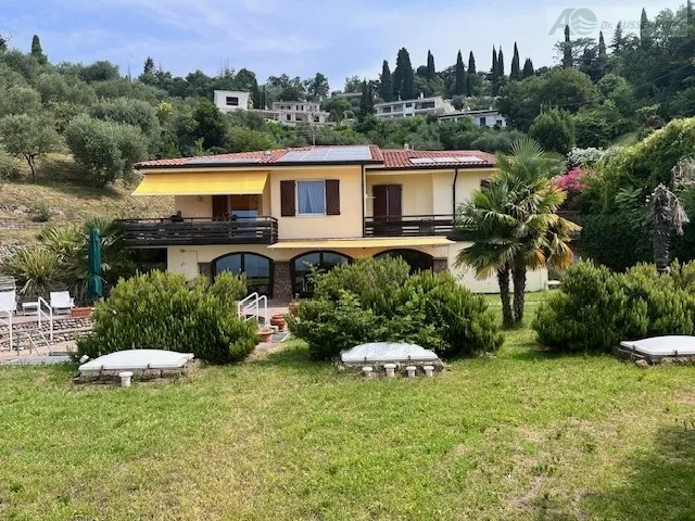 GARDASEE: Villa mit Schwimmbad und 3.000 m² Grund-Olivenhain mit herrlicher Aussicht auf den See